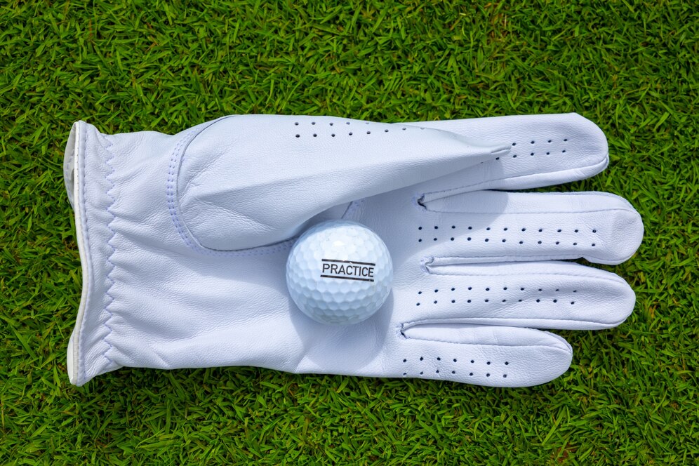 Understand Everything about Golf Gloves to Enjoy the Best Outcome